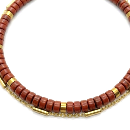 Bracelet double rang jaspe rouge porté au poignet
