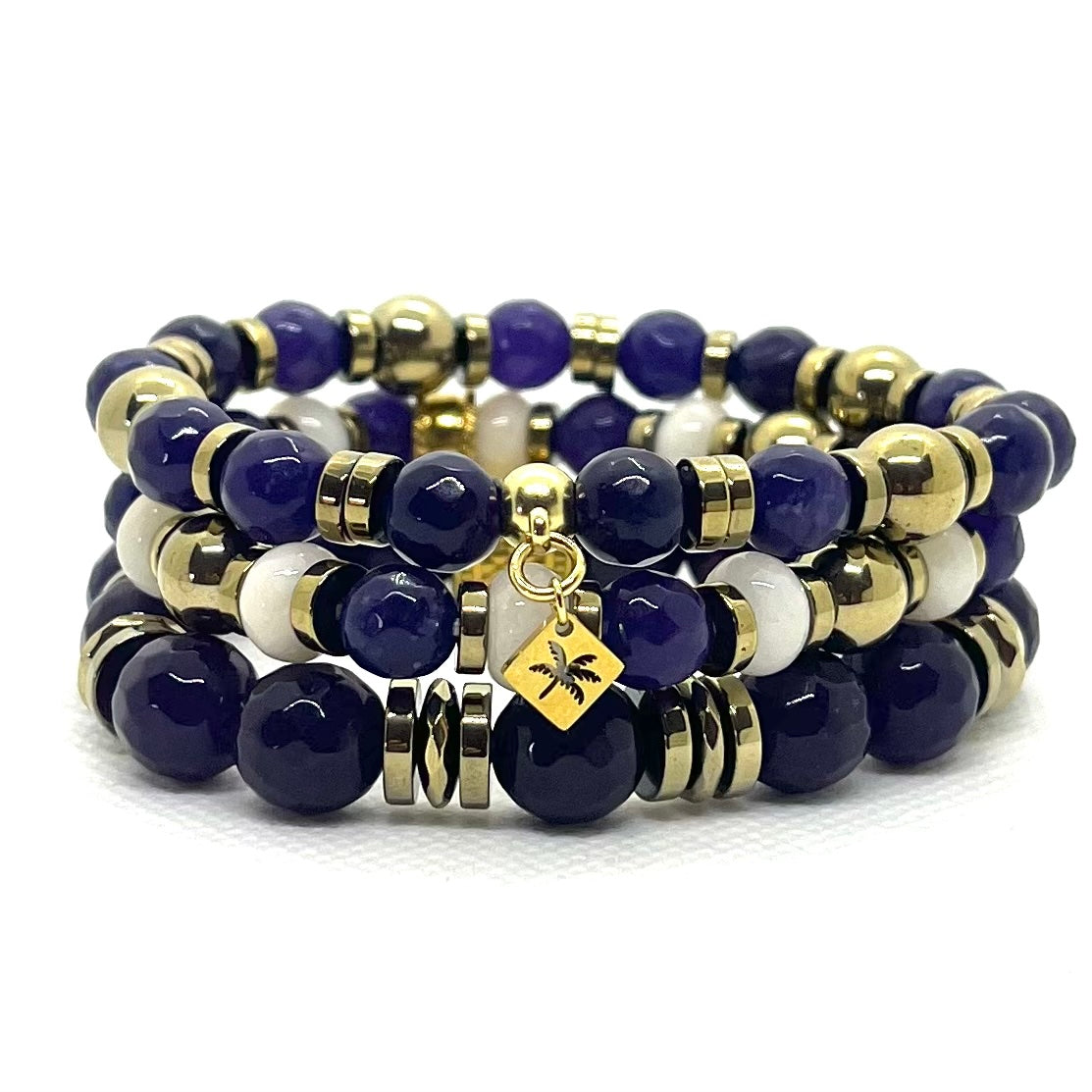 Bracelet calcédoine mauve à facettes porté au poignet