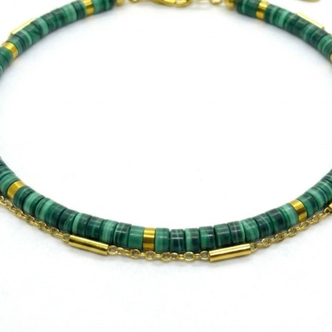 Bracelet double rang malachite porté au poignet