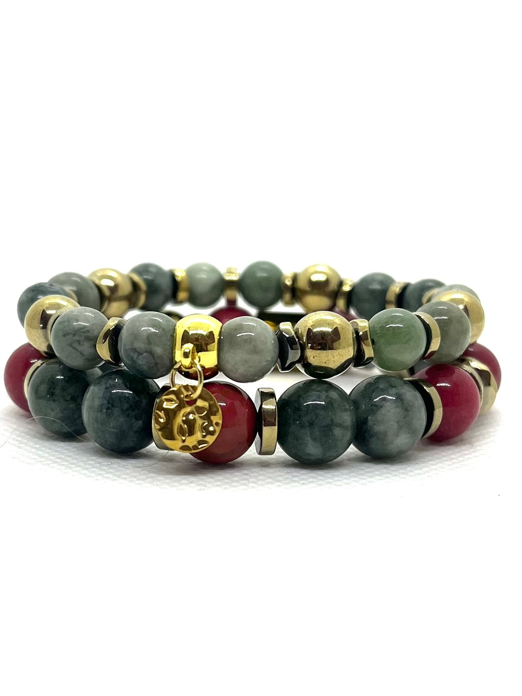 Bracelet jaspe vert gris porté au poignet