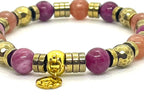 Bracelet mokaïte violine et pierre de soleil porté au poignet