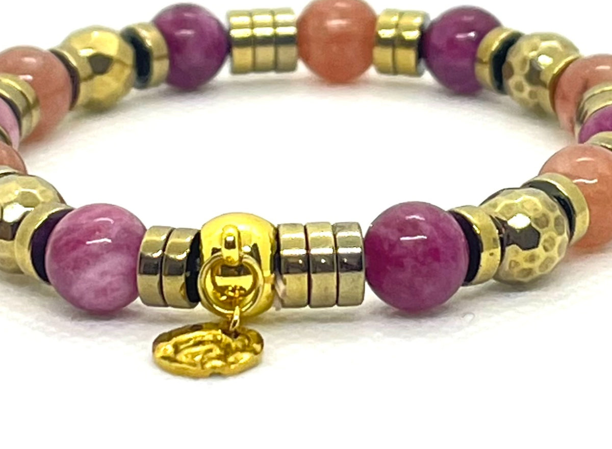 Bracelet mokaïte violine et pierre de soleil porté au poignet