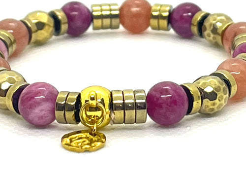 Bracelet mokaïte violine et pierre de soleil porté au poignet