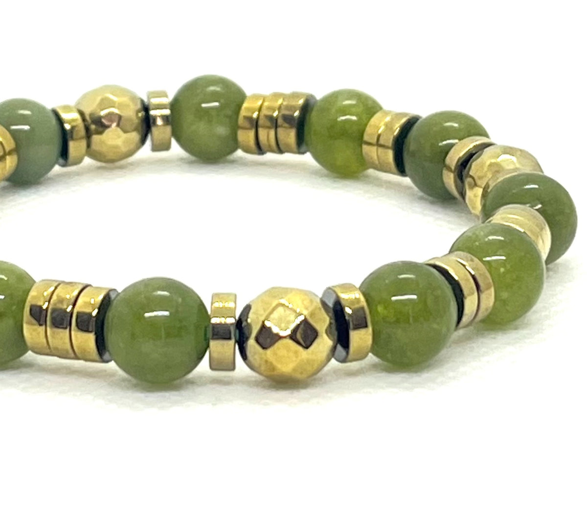 Bracelet jade verte porté au poignet
