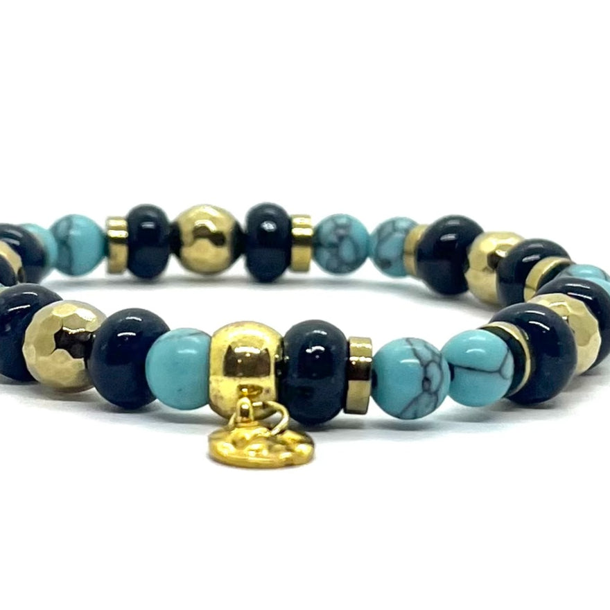 Détail du charme gravé doré du bracelet Abacus