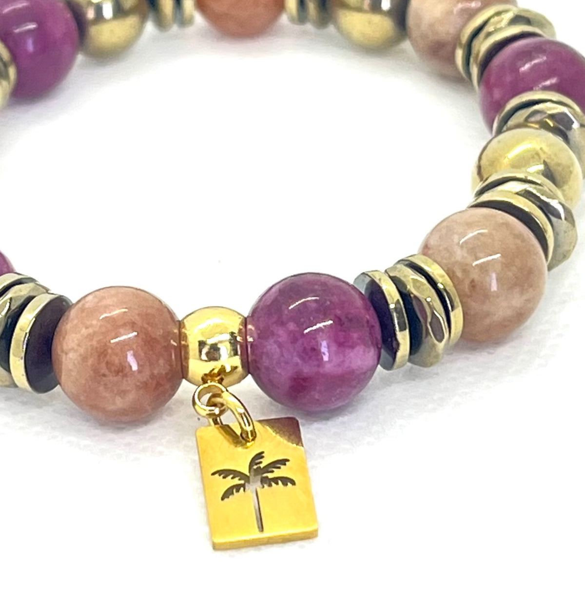 Bracelet mokaïte violine 10 mm porté au poignet