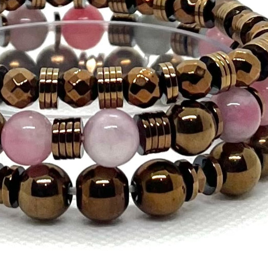 Manchette 3 bracelets calcédoine et hématite portée au poignet