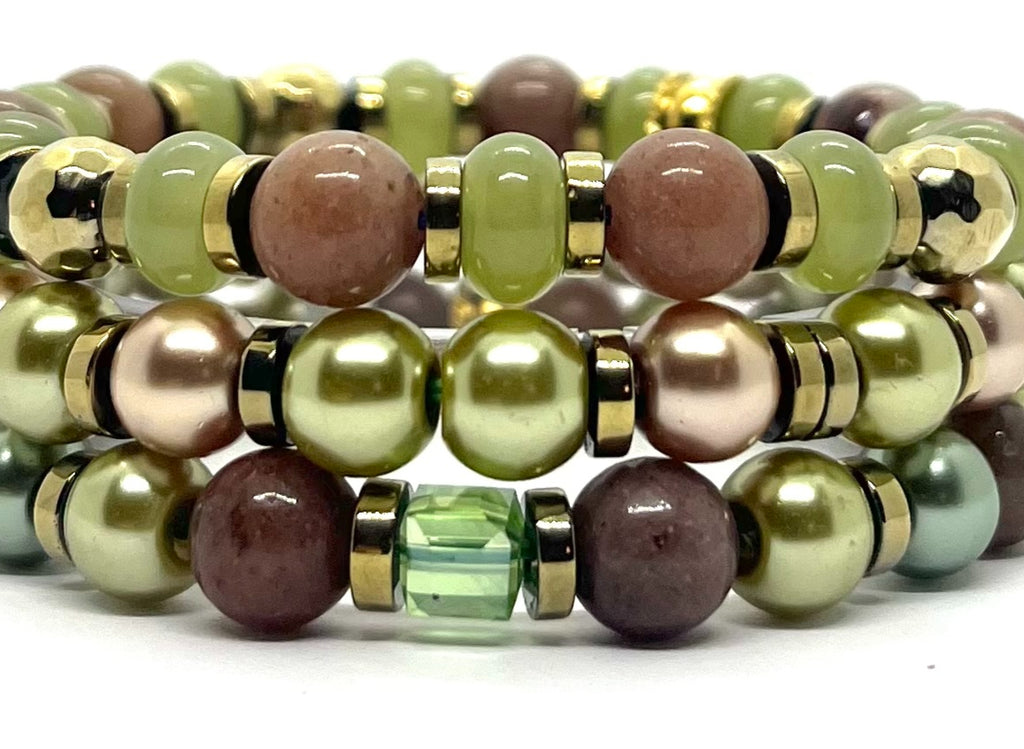 Manchette 3 bracelets agate et nacre portée au poignet