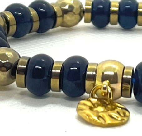 Bracelet lapis-lazuli porté au poignet