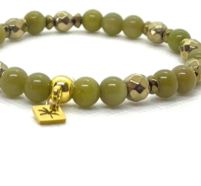 Bracelet agate verte 6 mm porté au poignet