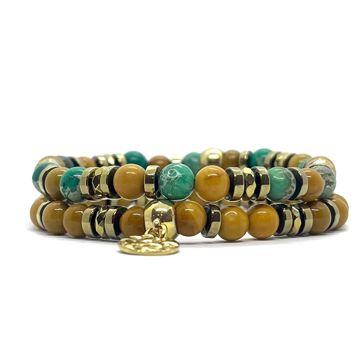 Détail du charme rond gravé doré du bracelet Gaïa