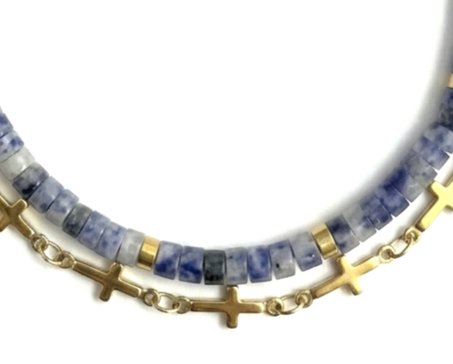 Bracelet double rang jaspe bleu porté au poignet