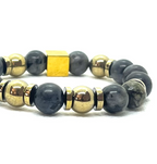 Bracelet jaspe gris porté au poignet