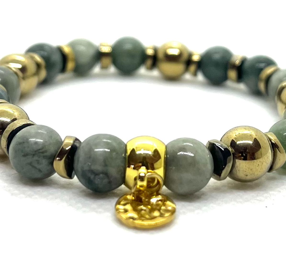 Détail du charme rond doré martelé