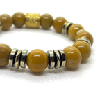 Bracelet mokaïte camel porté au poignet