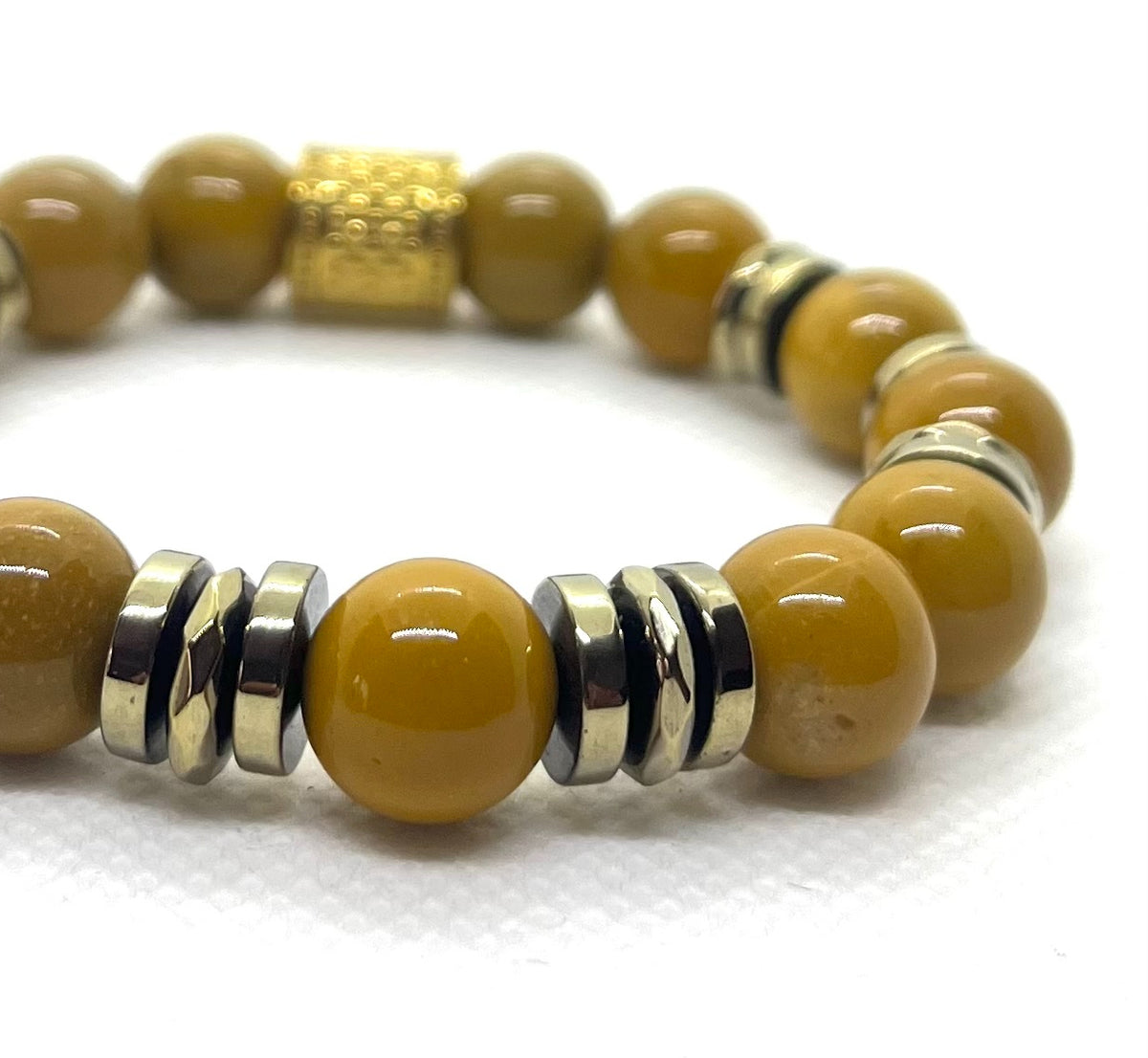 Bracelet mokaïte camel porté au poignet