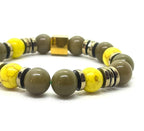 Bracelet agate verte et howlite jaune porté au poignet