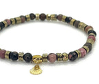 Bracelet fin rhodochrosite porté au poignet