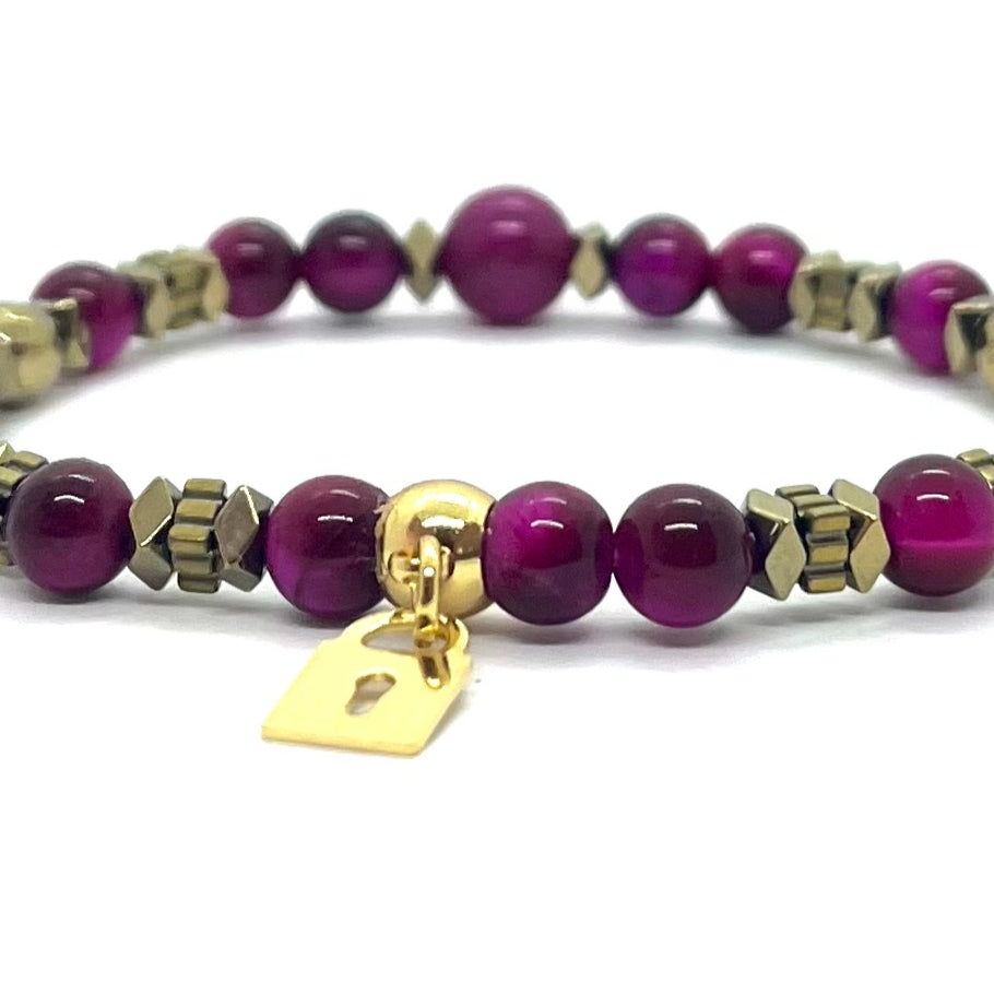 Bracelet œil de tigre violine porté au poignet