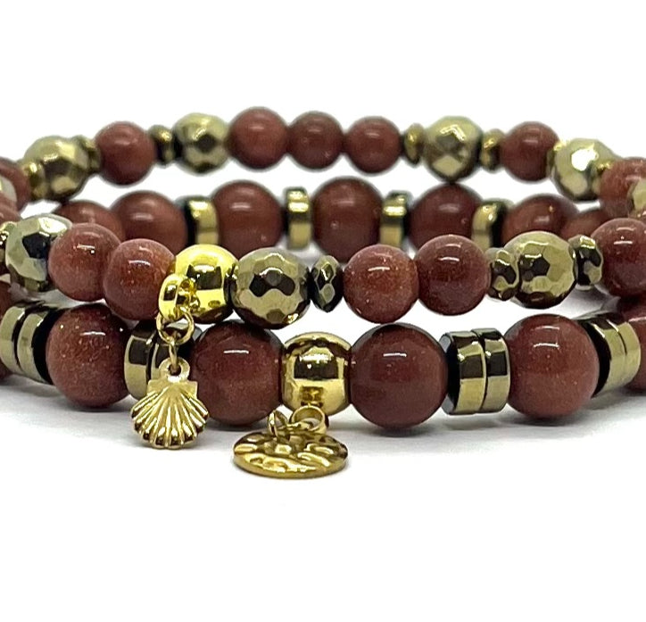 Duo de bracelets goldstone porté au poignet
