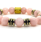 Bracelet quartz rose 10 mm porté au poignet