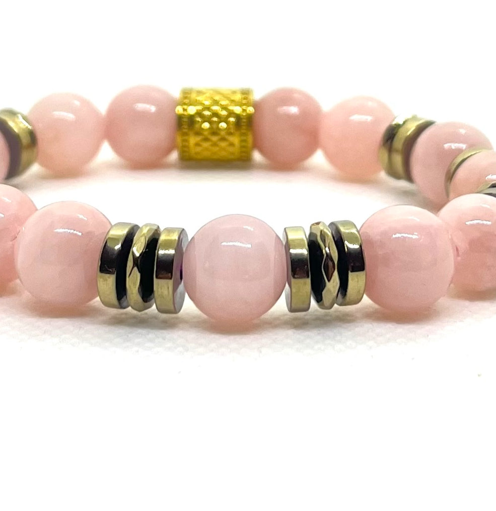 Bracelet quartz rose 10 mm porté au poignet