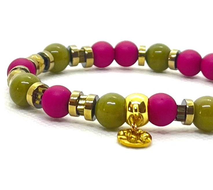 Bracelet agate verte et fuchsia porté au poignet