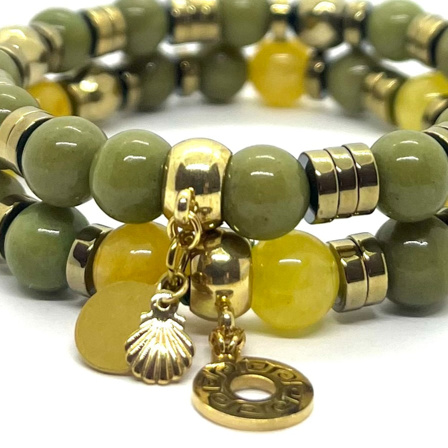 Set agate verte et calcédoine jaune porté au poignet