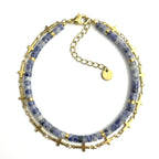 Bracelet double rang jaspe bleu heishi et chaîne à maillons croix dorée