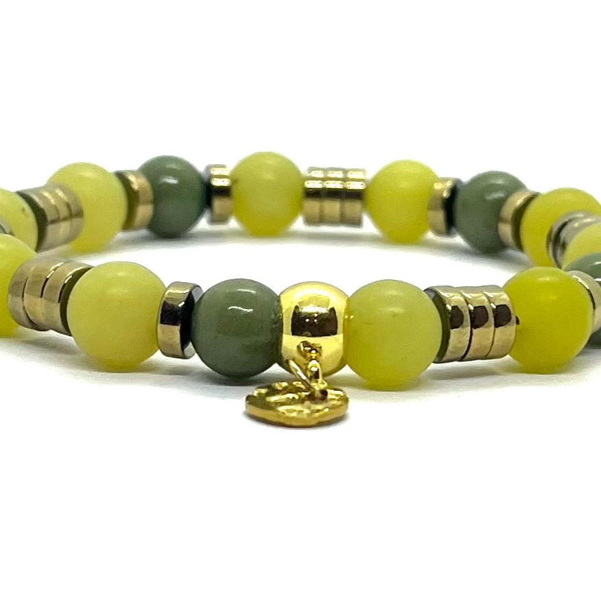 Bracelet agate verte et jade porté au poignet