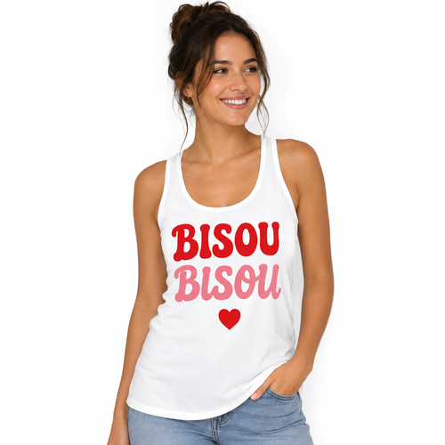 Débardeur femme Bisou Bisou, dos nageur : mot Bisou répété en lettrage groovy rouge et rose surmontant un cœur rouge