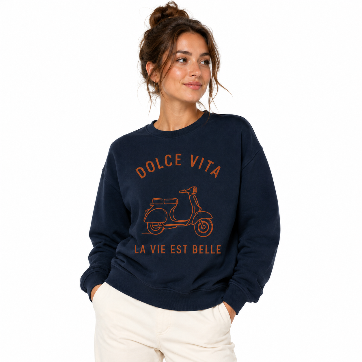 Sweat marine Dolce Vita : détail du slogan Dolce Vita