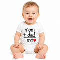 Body bébé blanc Mom + Dad = Me : message manuscrit et petit cœur rouge