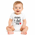 Body bébé blanc Mom + Dad = Me : message manuscrit et petit cœur rouge
