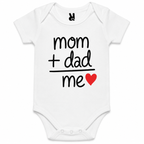 Body bébé Mom + Dad = Me : détail du lettrage et du cœur