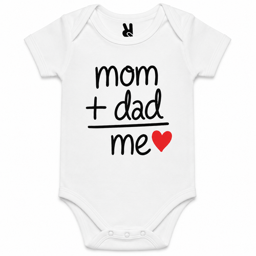 Body bébé Mom + Dad = Me : détail du lettrage et du cœur