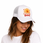 Casquette trucker blanche Maman Soleil : soleil et slogan Maman Soleil