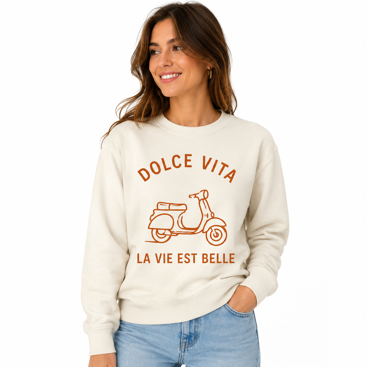 Sweat écru Dolce Vita : détail du slogan Dolce Vita