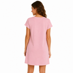 Robe Le Soleil vue de dos, dos rose uni et coupe droite légèrement évasée