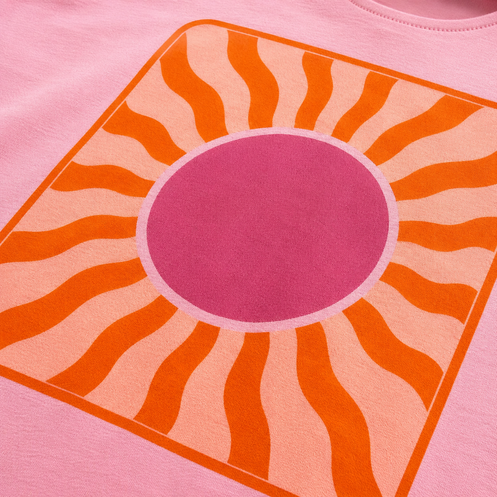 Détail de l'impression : soleil ondulé orange et rose framboise sur la robe Le Soleil