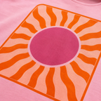 Détail de l'impression : soleil ondulé orange et rose framboise sur la robe Le Soleil