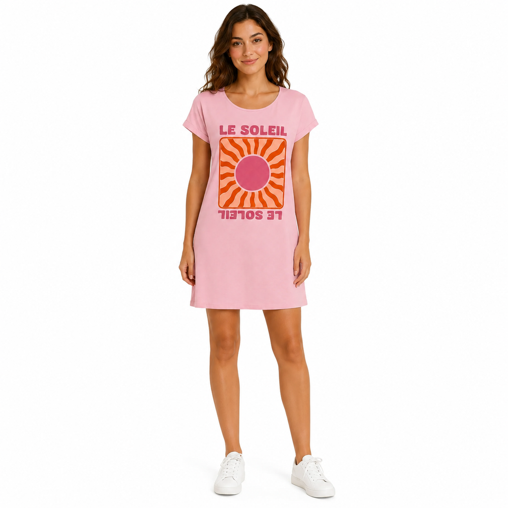 Robe Le Soleil portée en pied, robe courte rose à motif soleil rétro et baskets blanches