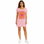 Robe Le Soleil portée en pied, robe courte rose à motif soleil rétro et baskets blanches