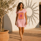 Robe Le Soleil portée sur une terrasse méditerranéenne, ombre de soleil sur le mur blanc