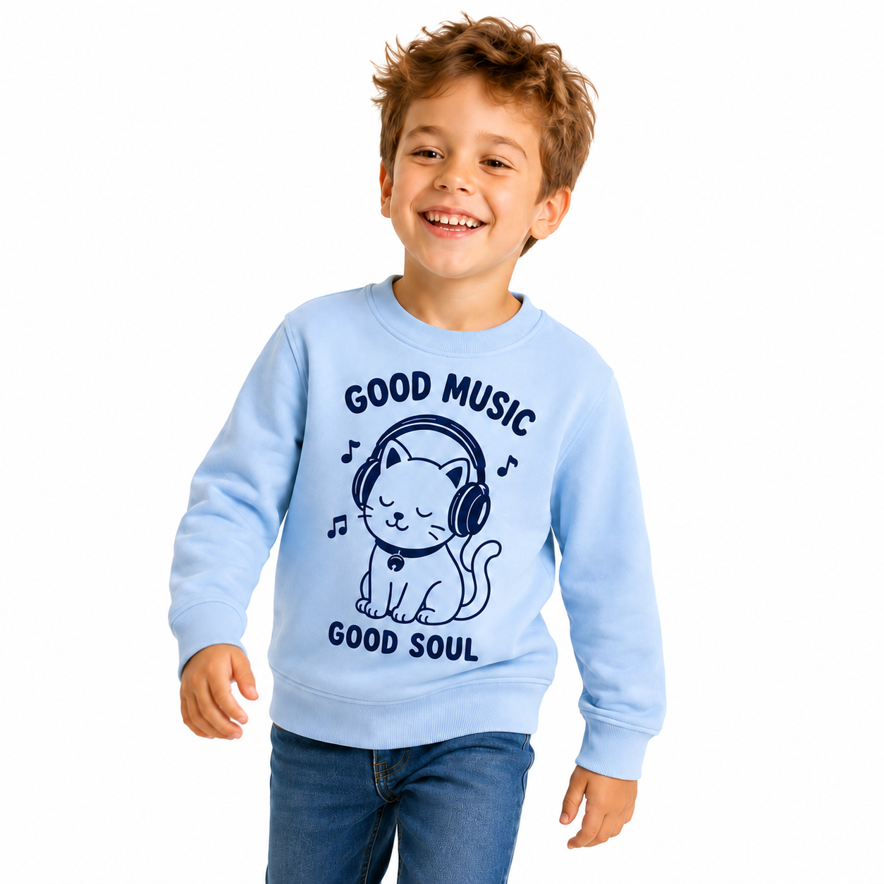 Sweat enfant bleu ciel Good Music Good Soul porté par un garçon souriant