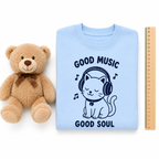 Sweat enfant Good Music Good Soul plié à côté d'un ourson en peluche et d'une règle de 30 cm pour l'échelle