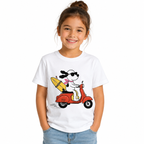 T-shirt enfant blanc, chien à lunettes de soleil sur scooter rouge avec planche de surf