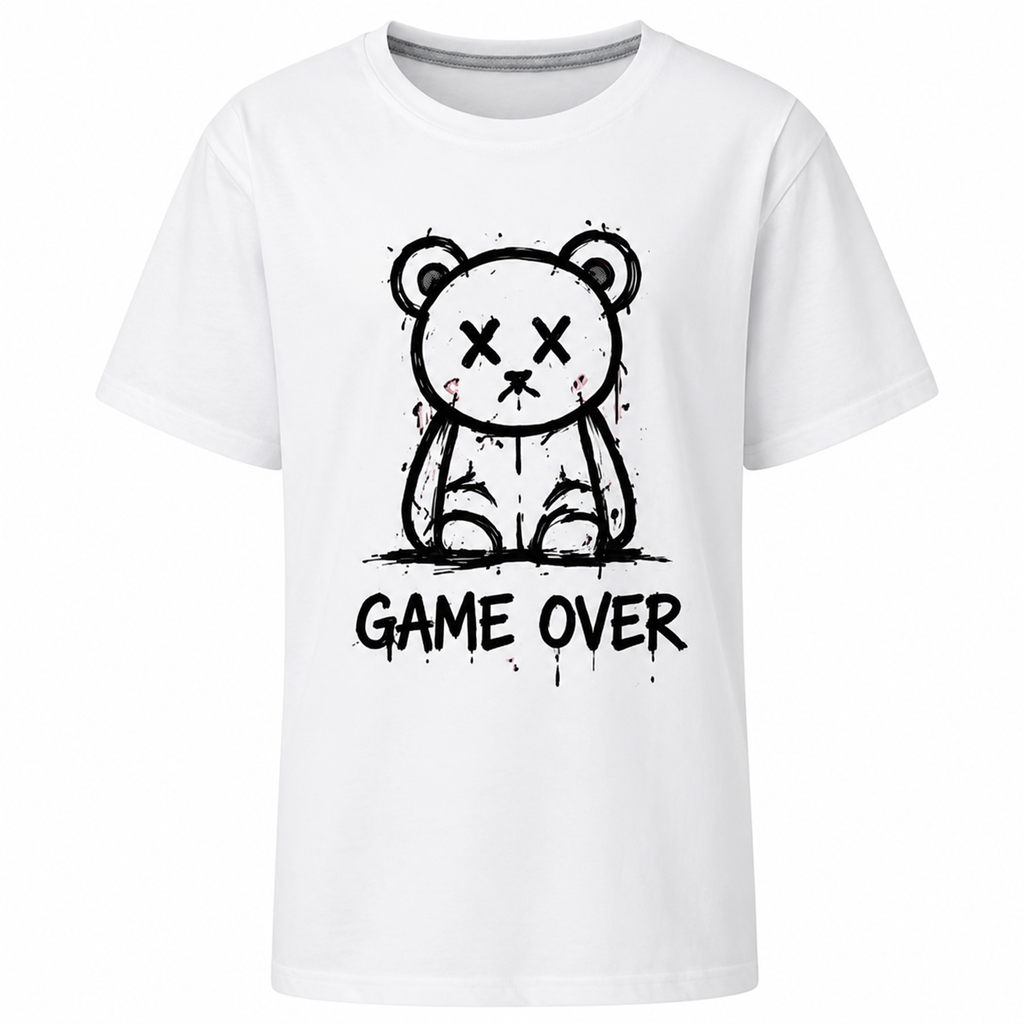 Zoom sur l'imprimé Game Over : ourson au trait noir avec coulures de peinture, lettrage spray