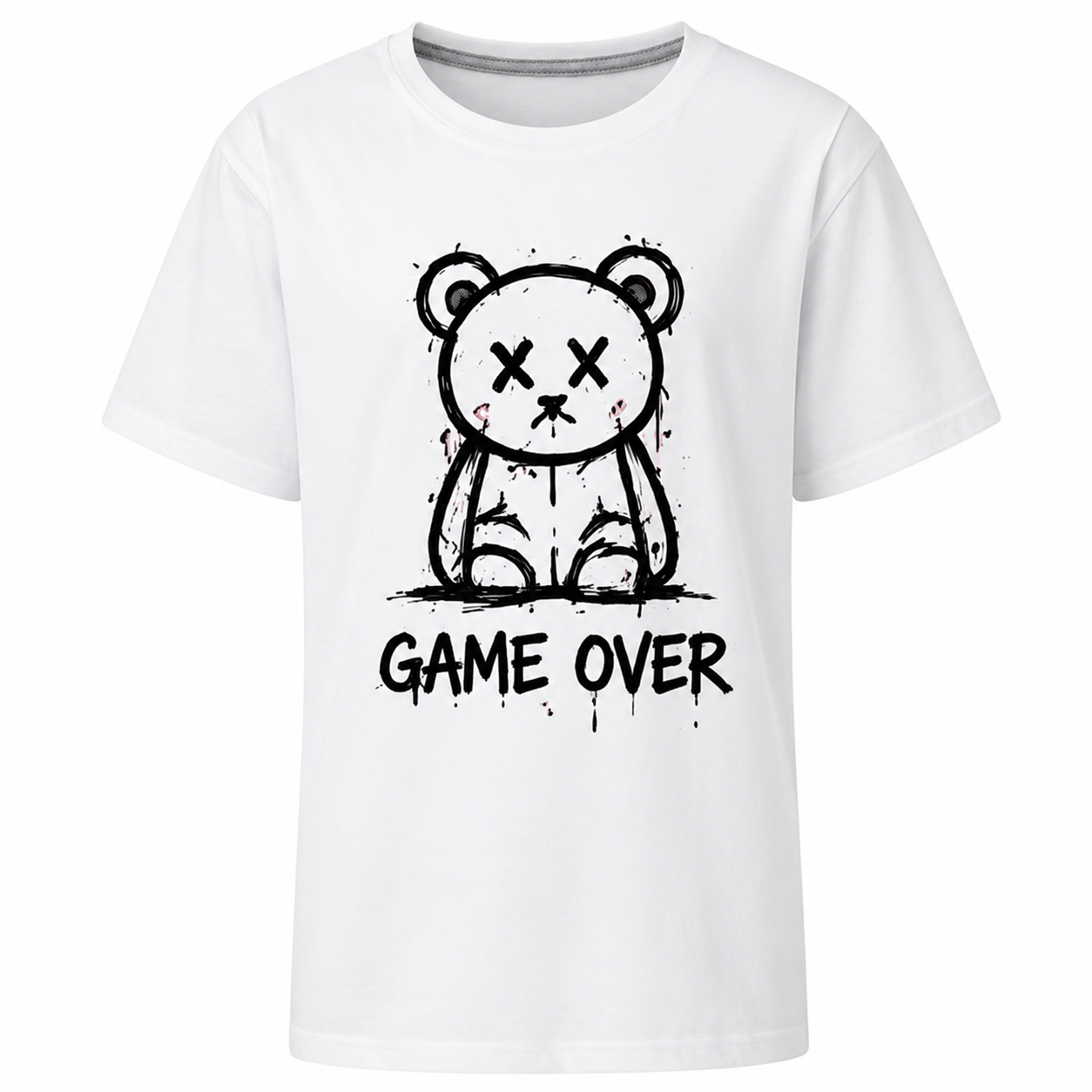 Zoom sur l'imprimé Game Over : ourson au trait noir avec coulures de peinture, lettrage spray