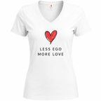 T-shirt femme Less Ego More Love : détail du cœur et du slogan